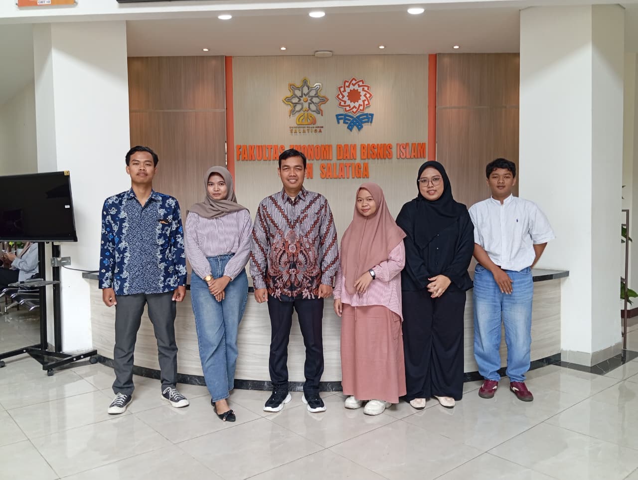 ketua prodi bisnis digital UIN salatiga dan mahasiswa berkolaborasi dalam prestasi ICONIES 2025