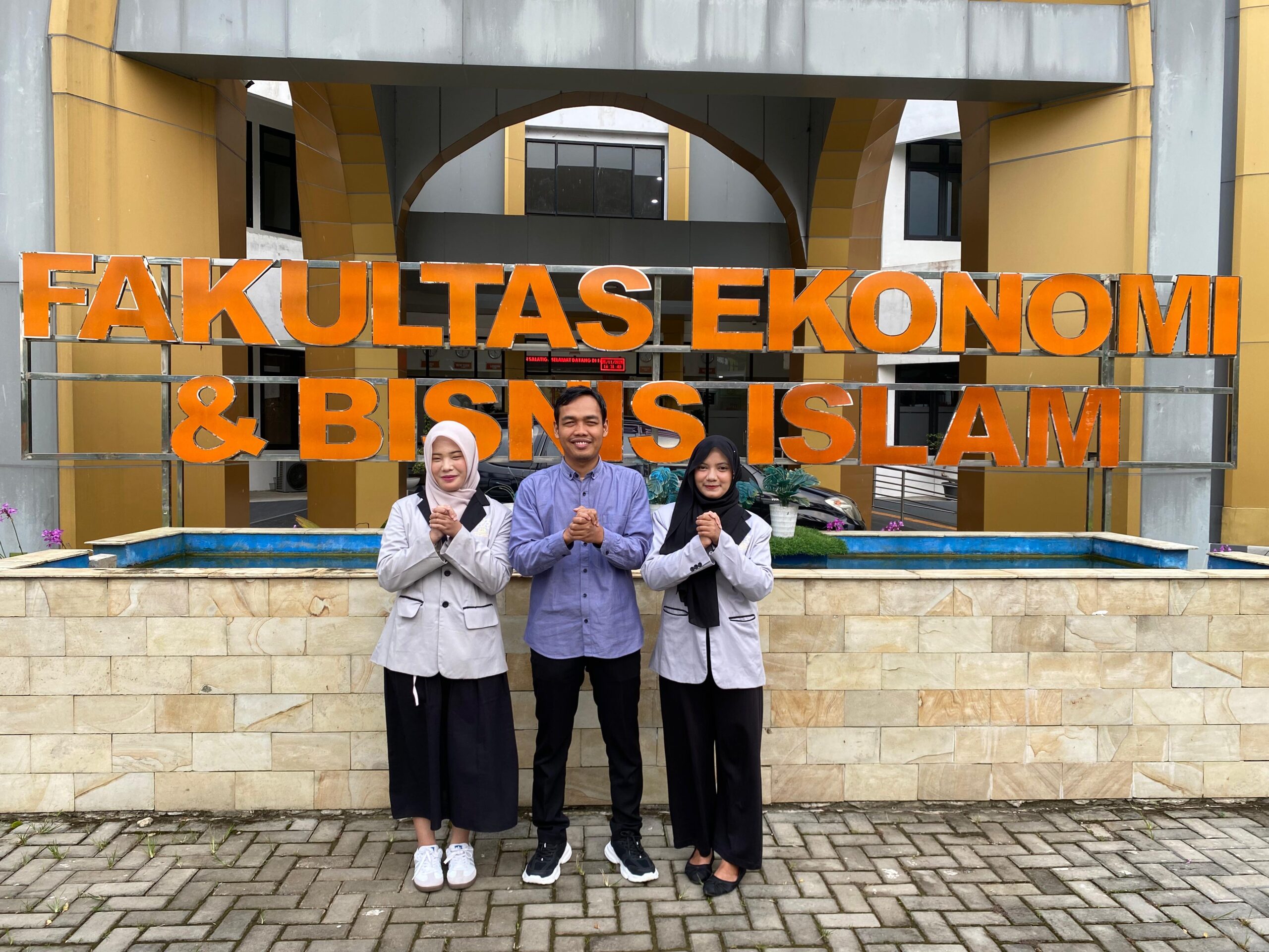 ketua prodi bisnis digital uIN Salatiga dan mahasiswa berkolaborasi dalam presentasi di iconies 2025