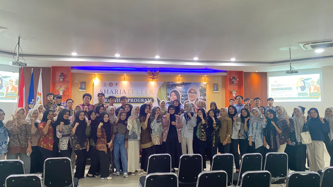 Pada sesi pertama, kegiatan diawali dengan sambutan dari Kaprodi Perbankan Syariah FEBI UIN Salatiga, Bapak Nur Huri Mustofa, S.Ag., M.Si. Dalam sambutannya, beliau memberikan motivasi kepada peserta agar mengikuti pelatihan dengan sungguh-sungguh serta memanfaatkan kegiatan ini untuk menambah wawasan dan pengalaman di bidang perbankan syariah. Pada sesi kedua, kegiatan dilanjutkan dengan sambutan dari Bapak Agus sebagai awal pembukaan acara. Dalam sambutan beliau menyampaikan harapan agar pelatihan Sharia Teller ini dapat memberi manfaat, menambah pengalaman,serta meningkatkan kemampuan mahasiswa dibilang Perbankan Syariah HMPS Perbankan Syariah Divisi HRD menggelar pelatihan Sharia Teller yang bertujuan untuk meningkatkan pemahaman dan keterampilan mahasiswa dalam pelayanan perbankan syariah. Dalam sesi pelatihan ini, peserta dibekali pengetahuan mengenai tugas dan etika seorang teller syariah, mulai dari pelayanan nasabah, transaksi perbankan, hingga penerapan prinsip-prinsip syariah dalam dunia kerja. Pelatihan ini diharapkan dapat membantu mahasiswa memahami praktik kerja di lembaga keuangan syariah secara lebih nyata serta meningkatkan kemampuan komunikasi, kedisiplinan, tanggung jawab, dan sikap profesional dalam memberikan pelayanan. Dengan adanya kegiatan ini, mahasiswa diharapkan lebih siap menghadapi dunia kerja, khususnya di bidang perbankan syariah, serta mampu mengembangkan keterampilan dan sikap profesional yang sesuai dengan kebutuhan industri keuangan syariah. Selanjutnya, sesi kedua dala pelatihan Sharia Teller ini, pemateri memberikan kesempatan kepada peserta untuk melakukan praktik pelayanan teller secara langsung, seperti simulasi transaksi, pelayanan nasabah, dan komunikasi yang profesional. Dengan begitu, peserta dapat lebih memahami tugas dan tanggung jawab seorang Sharia Teller. Sesi terakhir merupakan pemberian reward kepada peserta dengan performa terbaik selama praktik berlangsung, baik dari segi komunikasi, ketelitian, maupun pelayanan. Diharapkan penghargaan tersebut dapat memotivasi peserta untuk terus mengembangkan kemampuan di bidang perbankan syariah.